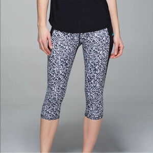 Lululemon run: top speed crop leggings black white size 4